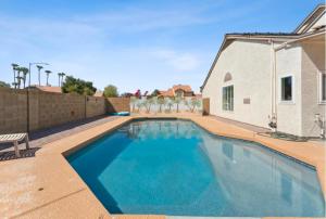 Πισίνα στο ή κοντά στο Luxury Home in Phoenix Peoria for 16 Guests & Pool