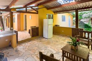 una cucina con frigorifero al centro di una camera di Casa do Lago - Cochicho das Águas a Mairiporã