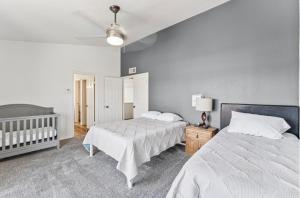 Ένα ή περισσότερα κρεβάτια σε δωμάτιο στο Luxury Home in Phoenix Peoria for 16 Guests & Pool +46 φωτογραφίες