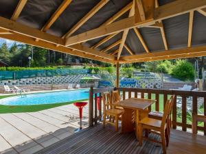 Bazén v ubytování Chalet Entier Proche Ski et Lac nebo v jeho okolí + 9 fotografií