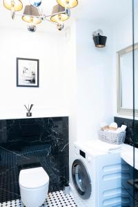 La salle de bains est pourvue d'un lave-linge et d'un sèche-linge. dans l'établissement Elegancki Apartament Park Bażantów, à Katowice