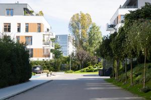 une rue vide dans une ville avec de grands immeubles dans l'établissement Elegancki Apartament Park Bażantów, à Katowice