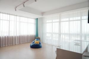 a room with a large window with a blue bean bag at Laurel Hill Suites CBD 2BR Apt, Spacious Balcony in Nairobi