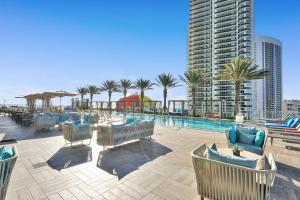 Bazén v ubytování Amazing Apartments At Lyfe Resort & Residences nebo v jeho okolí