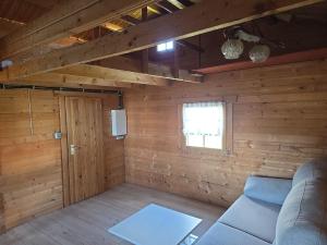 Una sala de estar con un sofá y una ventana. en Gartenhäuschen, en Ansbach
