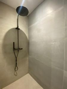 bagno con luce sul muro di Havre de paix à Itteville - nature & confort a Itteville