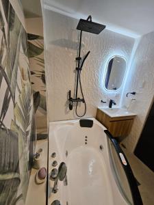 クスコにあるDepartamento exclusivo en Cusco con jacuzzi privado y diseño modernoのギャラリーの写真