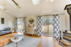 Posezení v ubytování Outdoor Adventure Haven - 15 Mi to Mount Shasta!