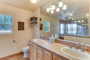 Koupelna v ubytování Outdoor Adventure Haven - 15 Mi to Mount Shasta! + 23 fotografií