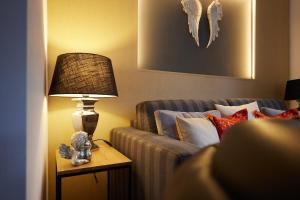 una sala de estar con sofá y una lámpara en una mesa. en Upland-Flair Ferienwohnung ABENDROT im Zentrum!, en Willingen
