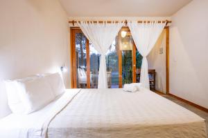 a bedroom with a large bed with a window at Hospedaje La Quebrada in Máncora