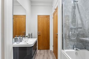 Koupelna v ubytování Worthing Penthouse - Private Terrace + 24 fotografií