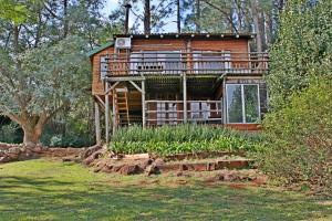 香槟谷Treks, Trips and Trails的院子中带甲板的树屋