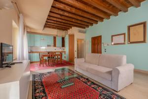 ヴェローナにあるPalazzo Cavalli Pasquiniのソファとテーブルのあるリビングルーム