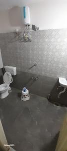 a bathroom with a toilet and a sink at Mahadev Residency in Tiruvannāmalai