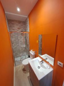 a bathroom with a toilet and a sink and a shower at 1º IZQ H-1 vistas al mar in Vigo