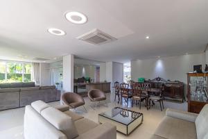 una sala de estar con un sofá y una mesa en Condomínio Lago Azul, en Ananindeua