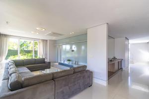 sala de estar amplia con sofá y mesa en Condomínio Lago Azul, en Ananindeua 14 fotos más