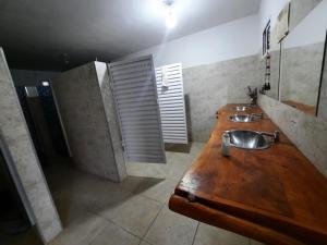 ein Badezimmer mit zwei Waschbecken und einer Holztheke in der Unterkunft La Margarita in Villa Ciudad Parque + 19 Fotos