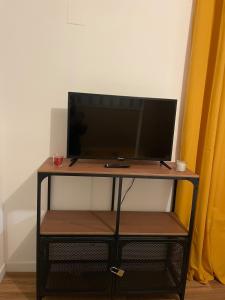 a desk with a tv on top of it at Le Nid du Graverand in Rennes
