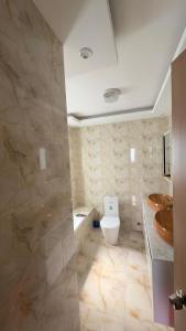 a bathroom with a toilet and a sink at Apartamento na centralidade do Kilamba-Luanda in Cope