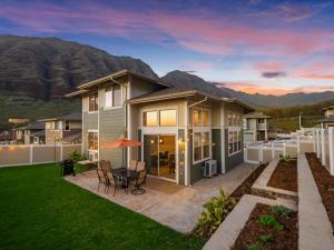 una grande casa con patio con prato di Kalo Homes - Mauka to Makai a Makaha Valley