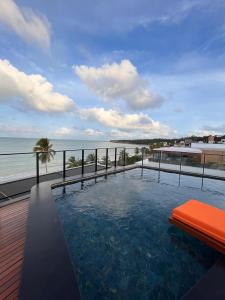 ジョアンペソアにあるFlat Premium com vista mar Setai Editionの海が見えるプール