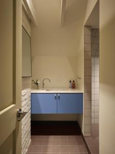 a bathroom with a sink and a mirror at Pinôt Boutique Hôtel in Sutton