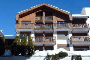 un condominio con neve sul terreno di Evasion Sérénité à Chamonix Mont-Blanc a Chamonix-Mont-Blanc Altre 30 foto