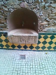 una vasca da bagno in una stanza con parete in pietra di Casa Rural Santa Teresinha a Campo de Víboras Altre 22 foto