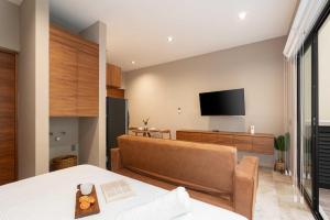 TV a/nebo společenská místnost v ubytování Loft with private pool