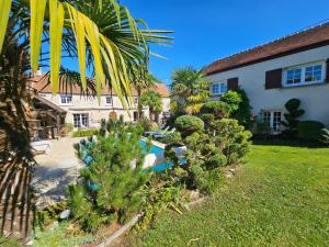 a house with a swimming pool and trees in the yard at Villa familiale La Finca du champ de l'eau Avec sauna jacuzzi proche de Disney et Paris in Crecy la Chapelle