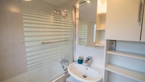 Ένα μπάνιο στο Dachgeschosswohnung am Fuße des Georgenbergs