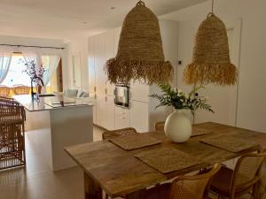 een keuken met een houten tafel met een vaas erop bij LUXURY PROPERTY ALTEA, BeachFront in Altea la Vieja