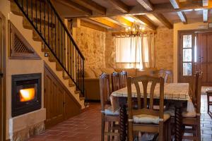 comedor con mesa y chimenea en La Marcela, en Aldea de San Esteban
