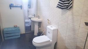 ケンドワにあるBamboo Garden B&Bのトイレと洗面台付きのバスルーム