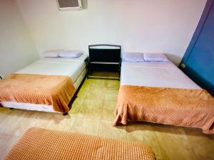 Giường trong phòng chung tại Nomads Family Rooms, Fortuna Town +38 ảnh