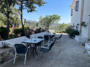 a row of tables and chairs on a patio at Alojamiento Rural Las Viñas in Torredonjimeno