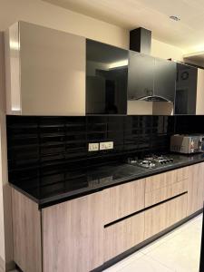 Η κουζίνα ή μικρή κουζίνα στο My Space Luxury Suites in mohali