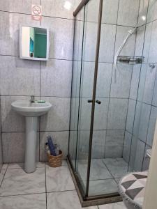 un baño con ducha y lavabo en Brachil 2, en Búzios
