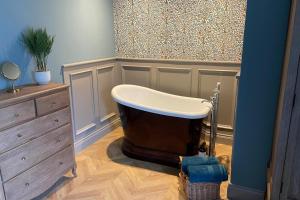 Billede fra billedgalleriet på The Blacksmiths Shop Cottage - Sleeps 2 - Hot Tub i Wooler + 8 billeder