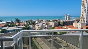 una vista della città dal balcone di un palazzo di Apart vista para o mar da Praia de Iracema a Fortaleza