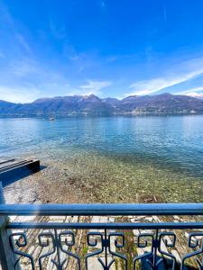 una vista de un cuerpo de agua con montañas en Casa Azzurra, en Germignaga 28 fotos más