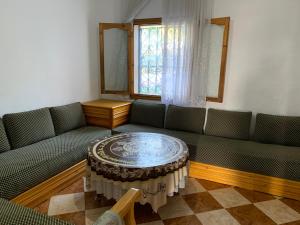a living room with a couch and a table at Zellaka apartamento2 in Asilah