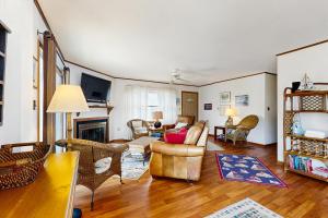 un salon rempli de meubles et d'une cheminée dans l'établissement Town of South Bethany --- 304 West 6th Street, à South Bethany