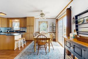 une cuisine et une salle à manger avec une table et des chaises dans l'établissement Town of South Bethany --- 304 West 6th Street, à South Bethany