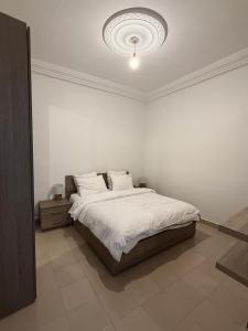 Una cama o camas en una habitación de Monaco