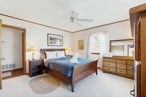 une chambre avec un lit et un ventilateur de plafond dans l'établissement Town of South Bethany --- 304 West 6th Street, à South Bethany