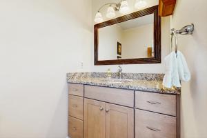 une salle de bain avec un lavabo et un miroir dans l'établissement Town of South Bethany --- 304 West 6th Street, à South Bethany 10 autres photos