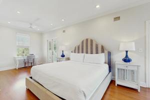une chambre blanche avec un grand lit et une table dans l'établissement Palmetto Palms, à Destin 17 autres photos